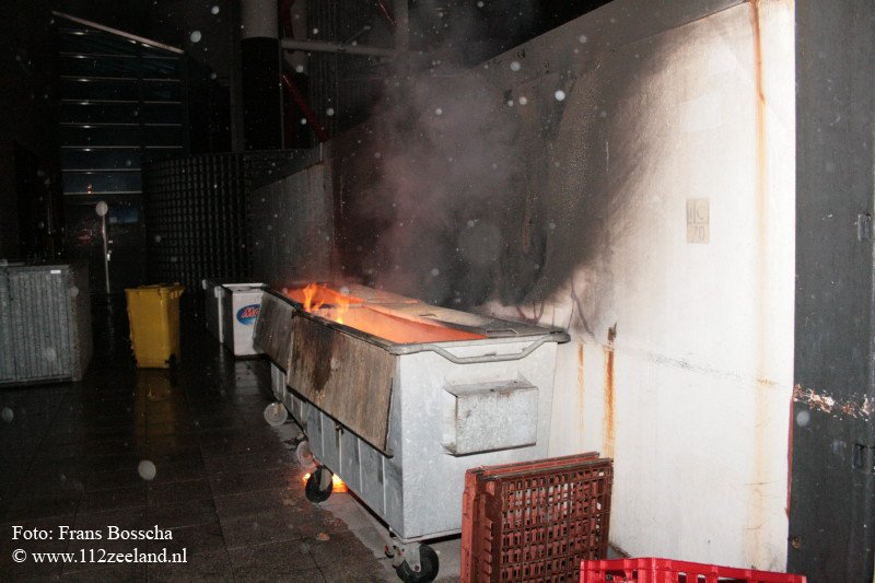 Brandweer met spoed uitgerukt voor containerbranden